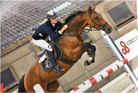 Morgane Dierendonck met paard